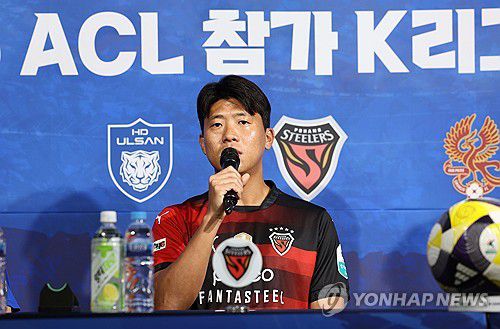 각오 밝히는 포항 전민광(서울=연합뉴스) 김인철 기자 = 포항 스틸러스 전민광이 5일 서울 종로구 축구회관에서 열린 2024-25 아시아축구연맹 챔피언스리그(ACL) 참가 K리그 4개팀 미디어데이에서 각오를 밝히고 있다. 2025.2.5 yatoya@yna.co.kr