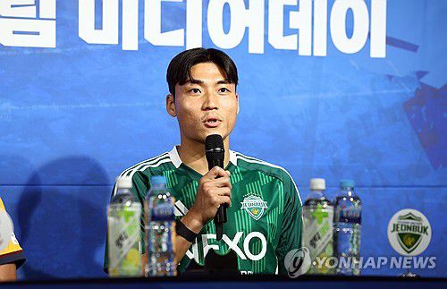 각오 밝히는 전북 박진섭(서울=연합뉴스) 김인철 기자 = 전북현대 박진섭이 5일 서울 종로구 축구회관에서 열린 2024-25 아시아축구연맹 챔피언스리그(ACL) 참가 K리그 4개팀 미디어데이에서 각오를 밝히고 있다. 2025.2.5 yatoya@yna.co.kr