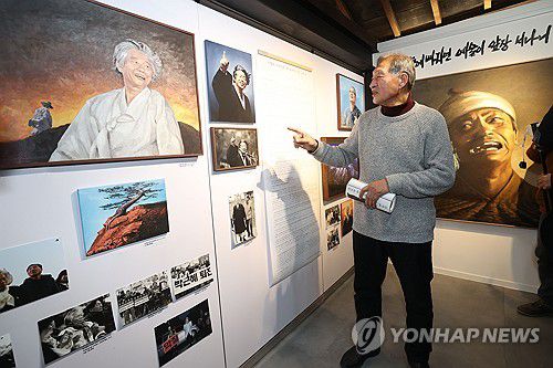 전시 소개하는 신학철 화백(서울=연합뉴스) 강민지 기자 = 5일 오전 서울 종로구 백기완 마당집에서 열린 백기완 선생 4주기 '신학철, 백기완을 부르다' 특별전시 기자간담회에서 신학철 화백이 작품 설명을 하고 있다. 2025.2.5 mjkang@yna.co.kr