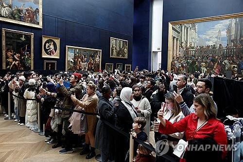 모나리자를 보기 위해 몰려든 구름 인파[로이터 연합뉴스 자료사진. 재판매 및 DB 금지]