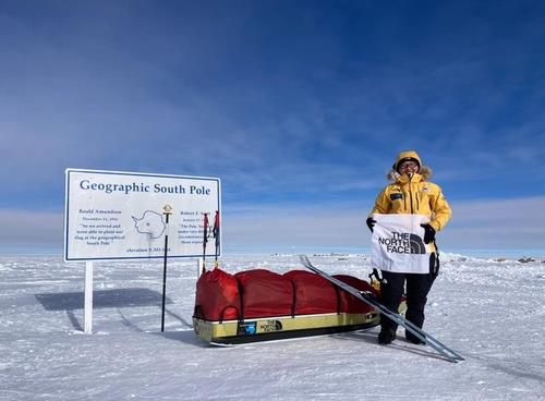 남극점에서 포즈를 취한 김영미 대장[노스페이스 제공. 재판매 및 DB 금지]