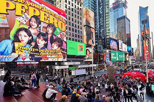 롯데웰푸드, 뉴욕 타임스퀘어에서 '빼빼로데이' 행사(서울=연합뉴스) 롯데웰푸드는 지난 11일(현지시간) 미국 뉴욕 타임스퀘어에서 진행한 '빼빼로데이' 행사에 18만명이 몰렸다고 12일 밝혔다. 사진은 뉴욕 빼빼로데이 행사. 2024.11.12 [롯데웰푸드 제공. 재판매 및 DB 금지] photo@yna.co.kr