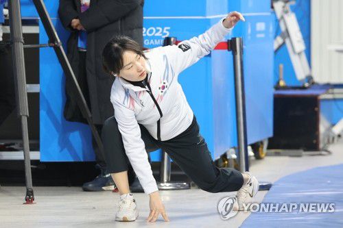 몸 푸는 최민정(하얼빈=연합뉴스) 박동주 기자 = 한국 최민정이 7일 중국 하얼빈 헤이룽장 빙상훈련센터 다목적홀에서 쇼트트랙 여자 1,500ｍ 준준결승을 앞두고 몸을 풀고 있다. 2025.2.7 pdj6635@yna.co.kr