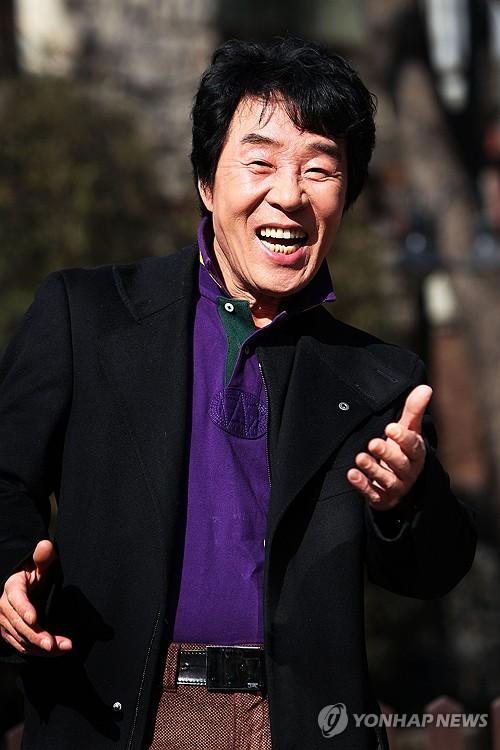 '해뜰날' 부른 트로트 가수 송대관 별세(서울=연합뉴스) '해뜰날' 등으로 큰 인기를 누린 트로트 가수 송대관이 7일 오전 별세했다. 향년 79세.      송대관은 1967년 '인정 많은 아저씨'로 데뷔해 1975년 '해뜰날'이 히트하며 인기 가수로 도약했다. 이후 '네박자', '유행가', '차표 한장' 등 많은 히트곡을 내며 태진아, 현철, 설운도와 함께 트로트 사대천왕으로 불렸다.  2025.2.7  [연합뉴스 자료사진] photo@yna.co.kr