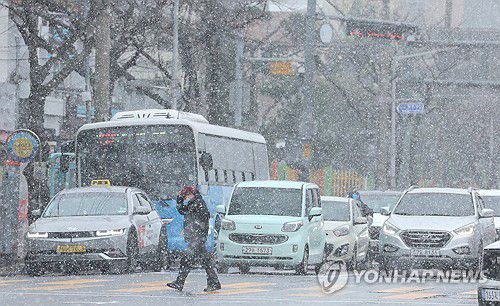 눈보라 치는 제주(제주=연합뉴스) 박지호 기자 = 대설·강풍특보가 내려진 7일 오후 제주시 노형동의 거리에 눈보라가 몰아치고 있다. 2025.2.7 jihopark@yna.co.kr