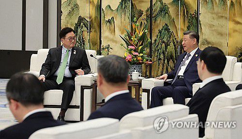 시진핑 주석 접견하는 우원식 국회의장(서울=연합뉴스) 우원식 국회의장이 7일 중국 헤이룽장성 하얼빈시 타이양다오호텔에서 시진핑 중국 국가주석을 접견하고 있다. 2025.2.7 [국회의장실 제공. 재판매 및 DB 금지] photo@yna.co.kr