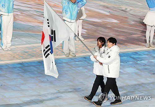 대한민국 기수로 나선 이총민과 김은지(하얼빈=연합뉴스) 서대연 기자 = 7일 중국 하얼빈 국제 컨벤션 전시 스포츠센터에서 열린 제9회 하얼빈 동계아시안게임 개회식에서 우리나라 기수로 나선 아이스하키 이총민과 컬링 김은지가 태극기를 흔들며 입장하고 있다. 2025.2.7 dwise@yna.co.kr