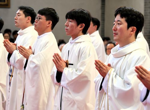사제 서품식에 참석한 김동준 신부(오른쪽에서 두번째)[천주교 서울대교구 홍보위원회 제공. 재판매 및 DB 금지]
