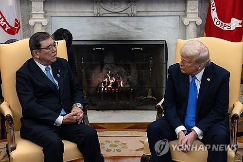 백악관에서 회담하는 트럼프 미 대통령과 이시바 일총리[워싱턴 EPA=연합뉴스 재판매 및 DB금지]