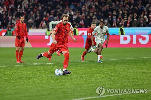 페널티킥 차는 뮌헨의 해리 케인.[AFP=연합뉴스]