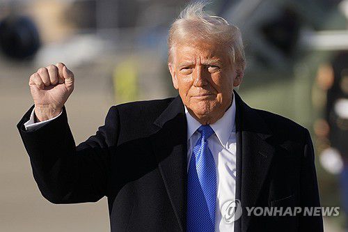 7일(현지시간) 에어포스원 탑승 전 포즈 취하는 도널드 트럼프 미국 대통령[앤드루스 공군기지 AP=연합뉴스. 재판매 및 DB 금지]