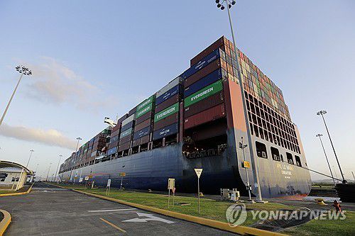 7일(현지시간) 파나마 운하 통과하는 선박[코콜리 EPA=연합뉴스. 재판매 및 DB 금지]