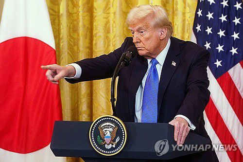 트럼프 미국 대통령(워싱턴 EPA=연합뉴스) 트럼프 미국 대통령이 7일(현지시간) 백악관에서 이시바 시게루 일본 총리와 회담한 뒤 기자회견에서 발언하고 있다. 2025.2.7