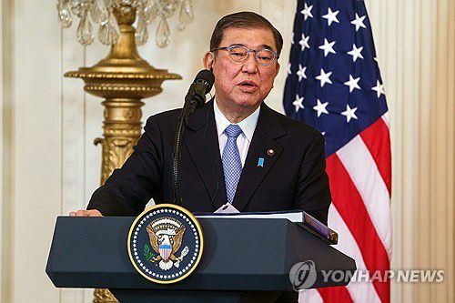 이시바 일본 총리(워싱턴 EPA=연합뉴스) 이시바 시게루 일본 총리가 7일(현지시간) 백악관에서 도널드 트럼프 미국 대통령과 회담한 뒤 기자회견에서 발언하고 있다. 2025.2.7