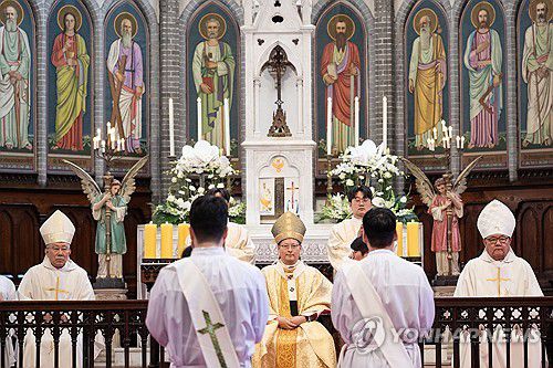 사제 서품식 주관하는 정순택 대주교(서울=연합뉴스) 천주교 서울대교구가 사제 서품식을 거행한 7일 서울 중구 명동대성당에서 정순택 대주교가 식을 주관하고 있다. [사진공동취재단] photo@yna.co.kr