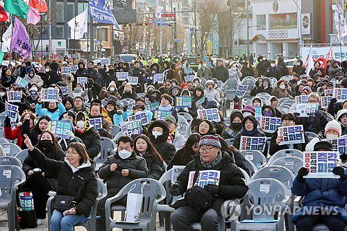광주비상행동, 탄핵 찬성 집회(광주=연합뉴스) 정다움 기자 = 8일 오후 광주 동구 5·18 민주광장에서 윤석열정권 즉각 퇴진·사회대개혁 광주비상행동의 윤석열 대통령 탄핵 찬성 집회 참가자들이 구호를 외치고 있다. 2025.2.8 daum@yna.co.kr