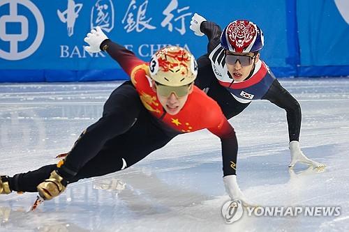 린샤오쥔 쫓는 박지원(하얼빈=연합뉴스) 서대연 기자 = 8일 중국 하얼빈 헤이룽장 빙상훈련센터 다목적홀에서 열린 하얼빈 동계아시안게임 쇼트트랙 혼성 2,000m 계주 결승에서 마지막 주자 박지원이 선두로 달리고 있는 중국 린샤오쥔을 쫓고 있다.      린샤오쥔은 이 경기에서 선두로 달리다 넘어졌다. 2025.2.8 dwise@yna.co.kr