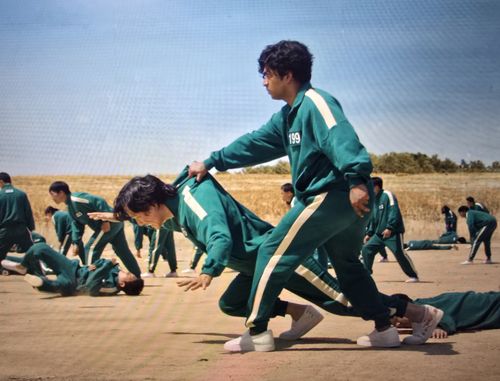 드라마 '오징어 게임' 속 아누팜 트리파티(오른쪽)[넷플릭스 제공. 재판매 및 DB 금지]