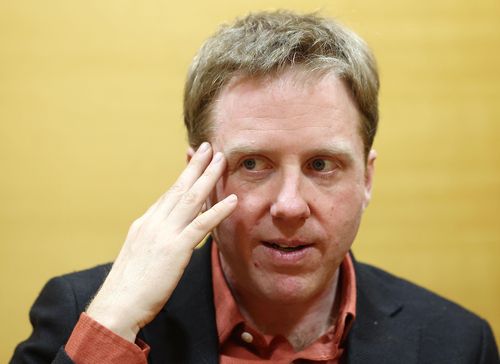 작가 패트릭 브링리   (서울=연합뉴스) 류영석 기자 = 베스트셀러 '나는 메트로폴리탄 미술관의 경비원입니다'를 쓴 작가 패트릭 브링리가 지난 8일 서울 종로구 광화문 교보빌딩에서 연합뉴스와 인터뷰하고 있다. 2025.2.9 ondol@yna.co.kr