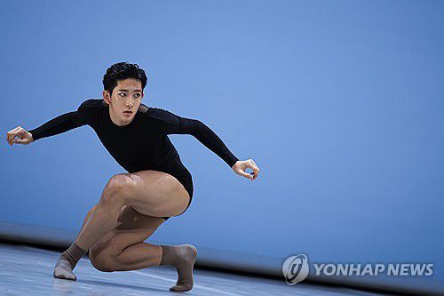 박윤재 발레리노(EPA=연합뉴스) 박윤재 발레리노(16)가 8일(현지시간) 스위스 로잔에서 열린 로잔발레콩쿠르 결선에서 우승을 차지했다. 박윤재 발레리노가 결선 무대에서 '레인'(Rain)을 추는 모습.