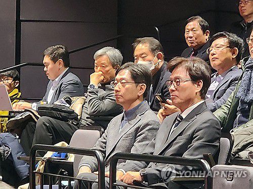 심포지엄 참석한 김경수 전 지사(서울=연합뉴스) 안정훈 기자 = 더불어민주당 비명(비이재명)계에서 이재명 대표를 향한 견제구가 잇따르고 있다.     비명계 주요 인사인 김경수 전 경남지사는 23일 종로구 노무현시민센터에서 열린 '일곱번째LAB 창립기념 심포지엄' 축사에서 "어느 한 사람이나 어느 한 사고의 독주를 허용하지 않는 다원주의를 지향하면서 폭력적인 언행을 용납하지 않은 것을 국민께 똑똑히 보여드려야 한다"고 밝혔다. 2025.1.23 photo@yna.co.kr