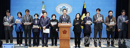 AI 및 R&D 증액 요구 회견하는 야당 소속 과방위원들(서울=연합뉴스) 김주형 기자 = 국회 과학기술정보방송통신위원회 야당 소속 위원들이 3일 국회 소통관에서 AI 및 R&D 추가경정예산 편성 관련 기자회견을 열고 있다. 2025.2.3 kjhpress@yna.co.kr
