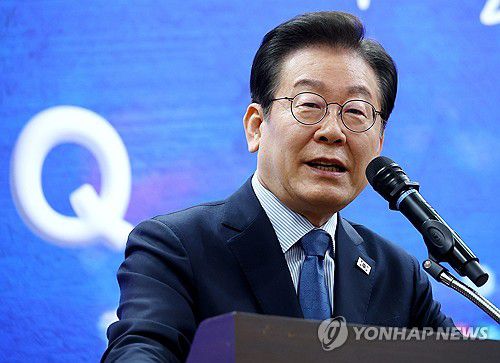 모두의질문Q 출범식 참석한 이재명 대표(서울=연합뉴스) 류영석 기자 = 더불어민주당 이재명 대표가 7일 서울 여의도 국회 의원회관에서 열린 정책소통플랫폼 '모두의질문Q' 출범식에서 격려사를 하고 있다. 2025.2.7 ondol@yna.co.kr