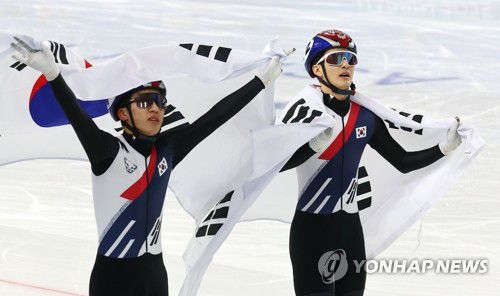 쇼트트랙 전성시대(하얼빈=연합뉴스) 서대연 기자 = 9일 중국 하얼빈 헤이룽장 빙상훈련센터에서 열린 동계아시안게임 쇼트트랙 남자 1000m 결승에서 우승한 장성우와 은메달 박지원이 태극기 세리머니를 하고 있다. 2025.2.9 dwise@yna.co.kr