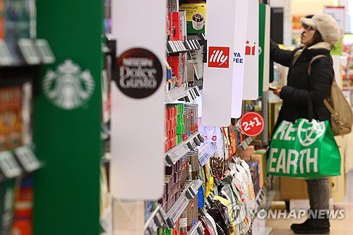 식품·외식업체들의 가격 인상 행렬(서울=연합뉴스) 진연수 기자 = 식품·외식업계에서 최근 음료, 과자, 빵 등 가공식품과 외식 메뉴 가격 인상이 이어지고 있다. 이상 기후로 일부 식재료 가격이 급등한 상황에서 원/달러 환율 상승 여파로 수입 단가도 높아져 식품·외식기업의 원가 부담이 커졌기 때문이다. 사진은 이날 서울의 한 대형마트에서 장을 보는 시민. 2025.2.9 jin90@yna.co.kr