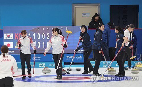 컬링 여자 라운드로빈 한국과 일본의 경기(하얼빈=연합뉴스) 박동주 기자 = 9일 중국 하얼빈 핑팡 컬링 아레나에서 동계아시안게임 컬링 여자 라운드로빈 한국과 일본의 경기가 진행되고 있다. 2025.2.9 pdj6635@yna.co.kr