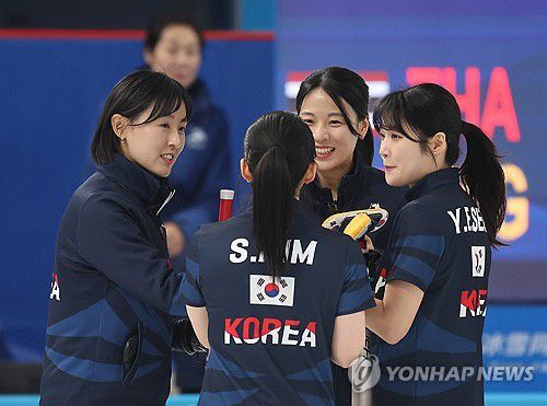 밝은 표정의 여자 컬링(하얼빈=연합뉴스) 박동주 기자 = 9일 중국 하얼빈 핑팡 컬링 아레나에서 열린 동계아시안게임 컬링 여자 라운드로빈 한국과 일본의 경기에서 한국 김은지, 김민지, 김수지, 설예은이 대화하고 있다. 2025.2.9 pdj6635@yna.co.kr