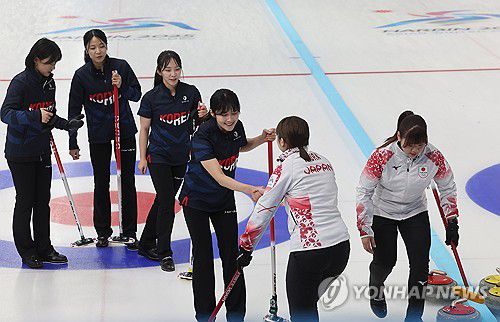 컬링 여자 라운드로빈 한일전 승!(하얼빈=연합뉴스) 박동주 기자 = 9일 중국 하얼빈 핑팡 컬링 아레나에서 열린 동계아시안게임 컬링 여자 라운드로빈 한국과 일본의 경기에서 승리한 한국 선수들이 일본 선수와 악수하고 있다. 2025.2.9 pdj6635@yna.co.kr