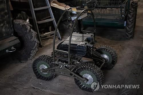 우크라이나군의 공격용 전투로봇(우크라이나 하르키우주(州) EPA=연합뉴스 자료사진) 2025년 1월 25일 우크라이나 하르키우주(州)의 한 장소에서 촬영된 우크라이나군의 공격용 전투로봇. 우크라이나군 제13 '하르티야' 국가방위여단은 2024년 여름부터 지상용 드론을 사용해왔다. (EPA/MARIA SENOVILLA) 2025.2.10.