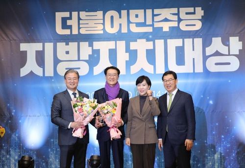 지방자치 대상 받은 박우량(왼쪽에서 두번째)[연합뉴스 사진]