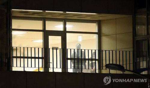 대전 초등학교서 8세 여아 피살…경찰 조사사진은 사건이 발생한 초등학교 2층 시청각실에서 현장검증하고 있는 경찰. 2025.2.10 swan@yna.co.kr