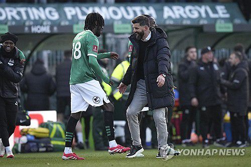 팀 승리를 기뻐하는 플리머스의 미론 무슬리치 감독[AP=연합뉴스]