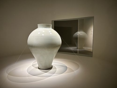 조선시대 백자 항아리     (서울=연합뉴스) 김예나 기자 = 11일 서울 강남구 호림박물관 신사 분관에서 개막한 '호림명보'(湖林名寶) 특별전에 조선시대인 18세기에 제작한 것으로 추정되는 61㎝ 높이 백자 항아리가 전시돼 있다. 2025.2.11     yes@yna.co.kr