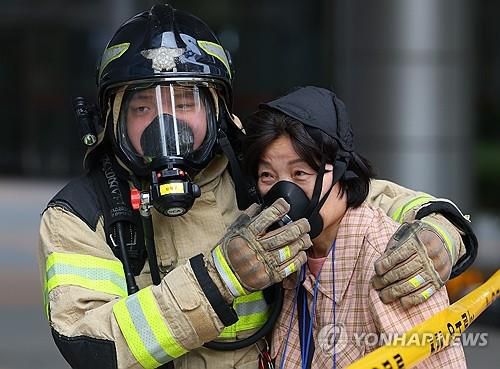 시민대피훈련하는 소방관[연합뉴스 자료사진]