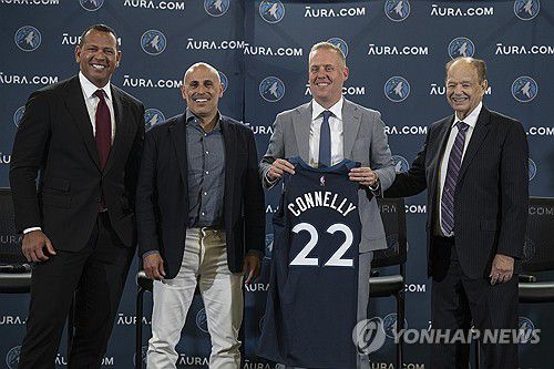 왼쪽부터 로드리게스, 로리, 팀 커널리 미네소타 사장, 테일러 구단주. [AP=연합뉴스]