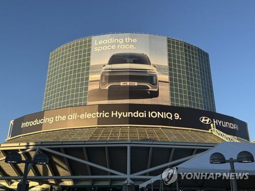 현대자동차, '2024 LA 오토쇼' 참가 '아이오닉 9'·'이니시움' 공개(서울=연합뉴스) 미국 LA 컨벤션 센터에 아이오닉 9 사진이 걸려있는 모습. 2024.11.22 [현대자동차 제공. 재판매 및 DB 금지] photo@yna.co.kr
