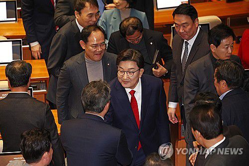 교섭단체 대표연설 마친 권성동 원내대표(서울=연합뉴스) 류영석 기자 = 국민의힘 권성동 원내대표가 11일 서울 여의도 국회에서 열린 본회의에서 교섭단체 대표 연설을 마친 뒤 퇴장하며 여당 의원들과 인사하고 있다. 2025.2.11 ondol@yna.co.kr