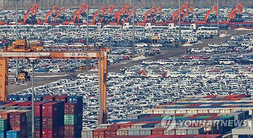 미국의 보호무역주의, 한국 철강·자동차·반도체 적신호(평택=연합뉴스) 김도훈 기자 = 11일 도널드 트럼프 미국 대통령이 미국으로 수입되는 모든 철강 및 알루미늄 제품에 관세 25% 부과를 공식 발표했다. 이와 함께 트럼프 대통령은 자동차, 반도체, 의약품 관세도 검토 중이라고 밝혀 한국 철강, 자동차, 반도체 제품의 미국 수출이 어려움을 겪을 것으로 보인다.     사진은 11일 경기도 평택항에 수출용 차들이 세워져 있다. 2025.2.11 superdoo82@yna.co.kr