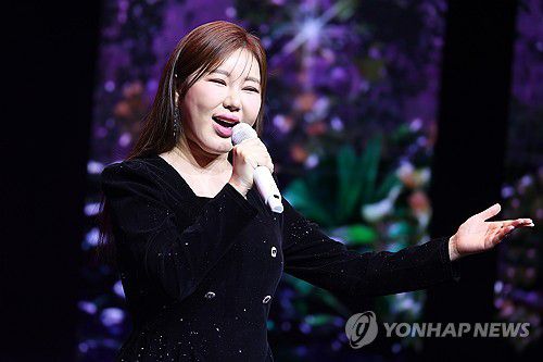 '트로트 여재' 송가인의 열창(서울=연합뉴스) 진연수 기자 = 가수 송가인이 11일 오후 서울 강서구 스카이아트홀에서 열린 정규 4집 '가인;달' 발매 기념 쇼케이스에서 수록곡 '평생'을 열창하고 있다. 2025.2.11 jin90@yna.co.kr