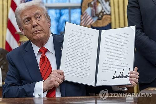 행정명령에 서명한 트럼프 미국 대통령[AP 연합뉴스 자료사진. 재판매 및 DB 금지]