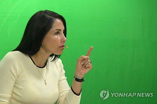 인터뷰하는 루이사 곤살레스 에콰도르 대선 후보[키토 AFP=연합뉴스. 재판매 및 DB 금지]