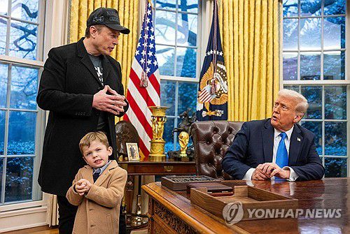 트럼프 미국 대통령과 머스크 (워싱턴 AFP=연합뉴스) 일론 머스크 테슬라 최고경영자가 11일(현지시간) 워싱턴DC 백악관에서 행정명령에 서명하는 도널드 트럼프 미국 대통령과 대화하고 있다. 2025.2.11