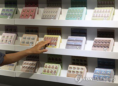 2024 대한민국 우표 전시회(서울=연합뉴스) 류영석 기자 = 18일 서울 노들섬에서 열린 2024 대한민국 우표전시회에서 시민들이 역대 발행된 우표 엽서를 관람하고 있다. 2024.7.18 ondol@yna.co.kr