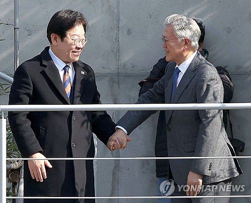 문재인 전 대통령·이재명 대표 '밝은 표정'(양산=연합뉴스) 김동민 기자 = 더불어민주당 이재명 대표가 설 연휴 마지막 날인 30일 오후 경남 양산시 하북면 평산마을 문재인 전 대통령 사저를 방문, 문 전 대통령과 함께 지지자에게 손 인사 후 악수하고 있다. 2025.1.30 image@yna.co.kr