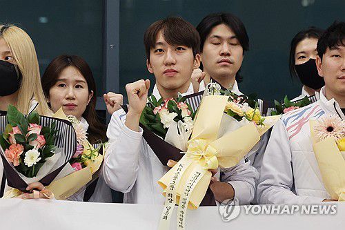 꽃다발 들고 기념촬영 하는 박지원(영종도=연합뉴스) 임화영 기자 = 2025 하얼빈 동계 아시안게임에서 역대 최고의 성적을 낸 쇼트트랙 대표팀의 박지원이 10일 인천국제공항을 통해 귀국해 꽃다발을 받은 뒤 기념촬영 하고 있다. 2025.2.10 hwayoung7@yna.co.kr