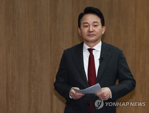 퇴장하는 원희룡 전 장관(서울=연합뉴스) 류영석 기자 = 원희룡 전 국토교통부 장관이 12일 서울 여의도 국회에서 윤석열 대통령 탄핵 심판 관련 헌법재판소 규탄 기자회견을 마친 후 퇴장하고 있다. 2025.2.12 ondol@yna.co.kr